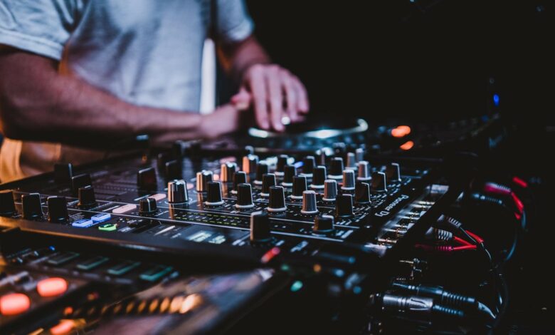 Ways a Corporate Event DJ