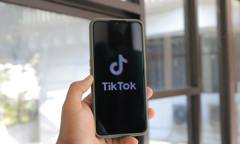 viral online community trend